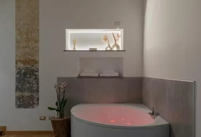 Magnolia Coliseum Gem 3x Jacuzzi